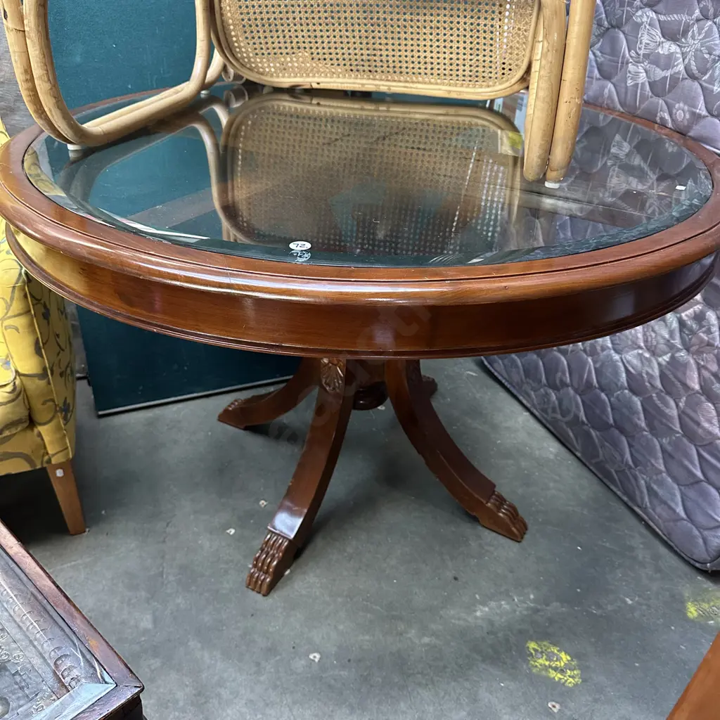 Bevelled edge round glass top table Image 1++