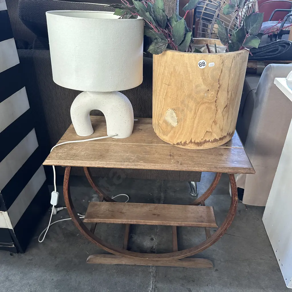 lamp, planter and side table Image 1++