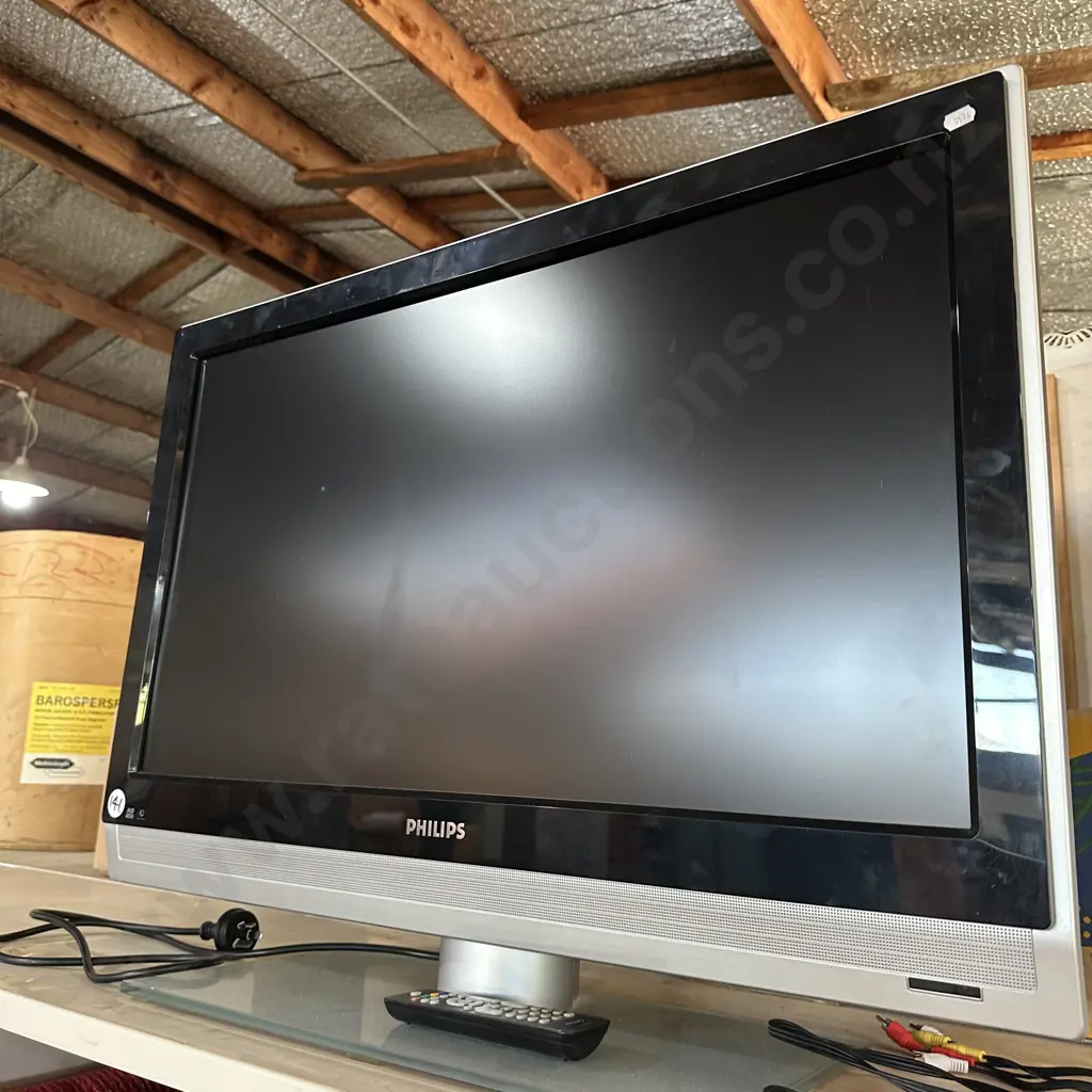 Philips TV and remote Image 1++