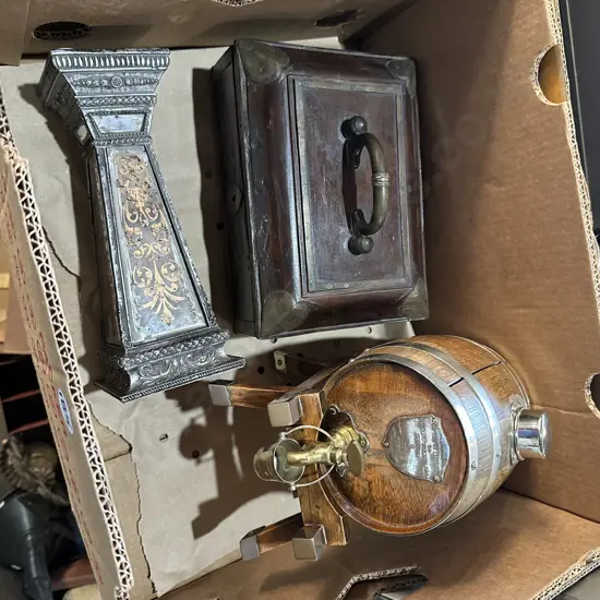 Trinket box, wine barrel, vase.