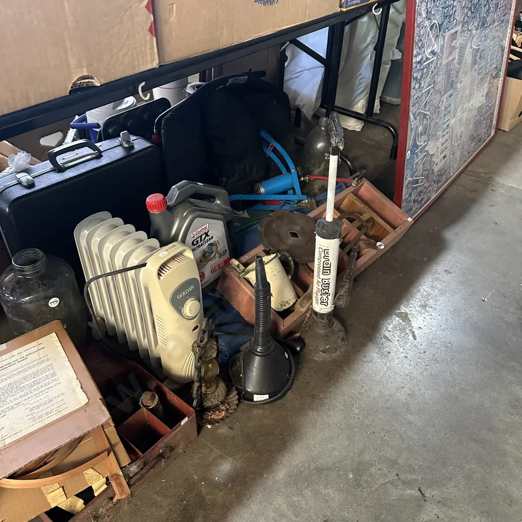 Bay lot including part container of new oil, enamel jug, picture etc. Image 1++