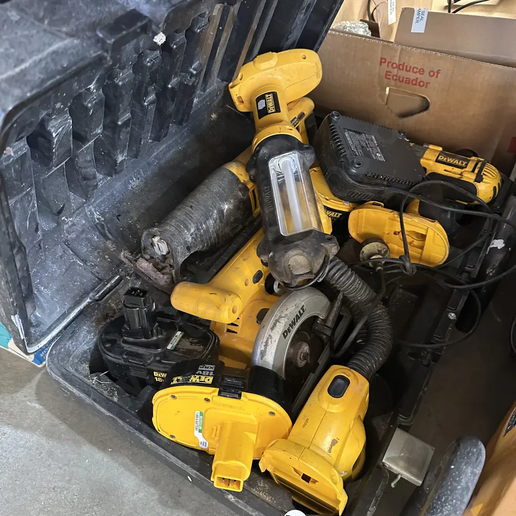 De Walt battery tools, batteries and charger. Image 1++
