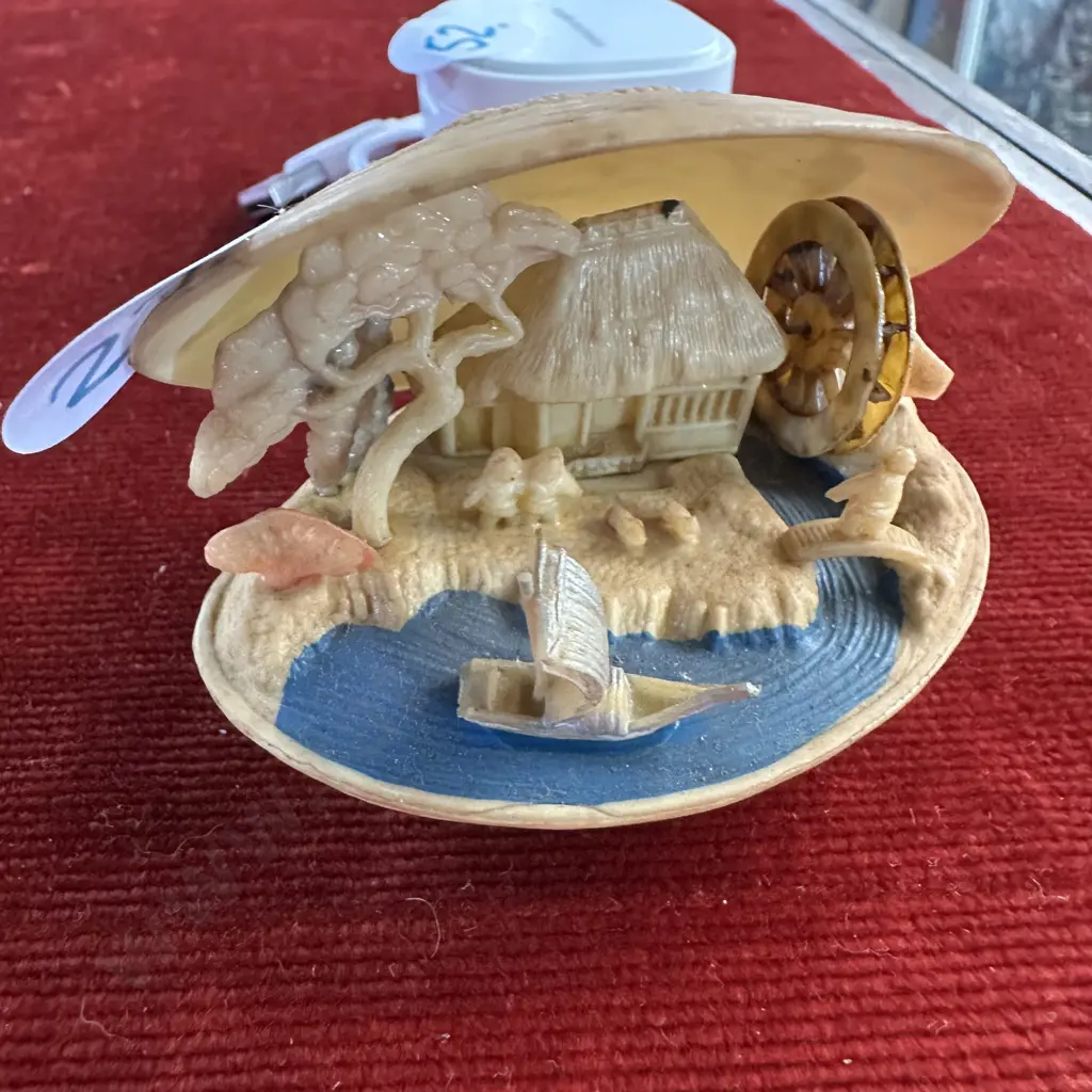 vintage japanese celluloid clamshell diorama Image 1++