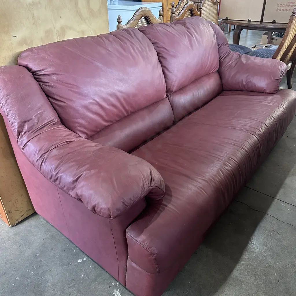 leather sofa - needs a clean Image 1++