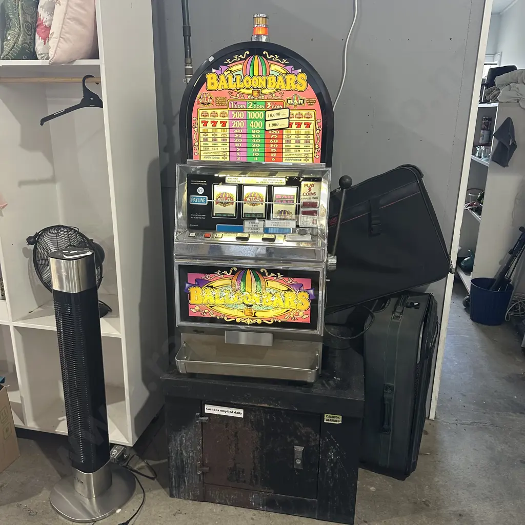 One armed bandit slot machine Image 1++