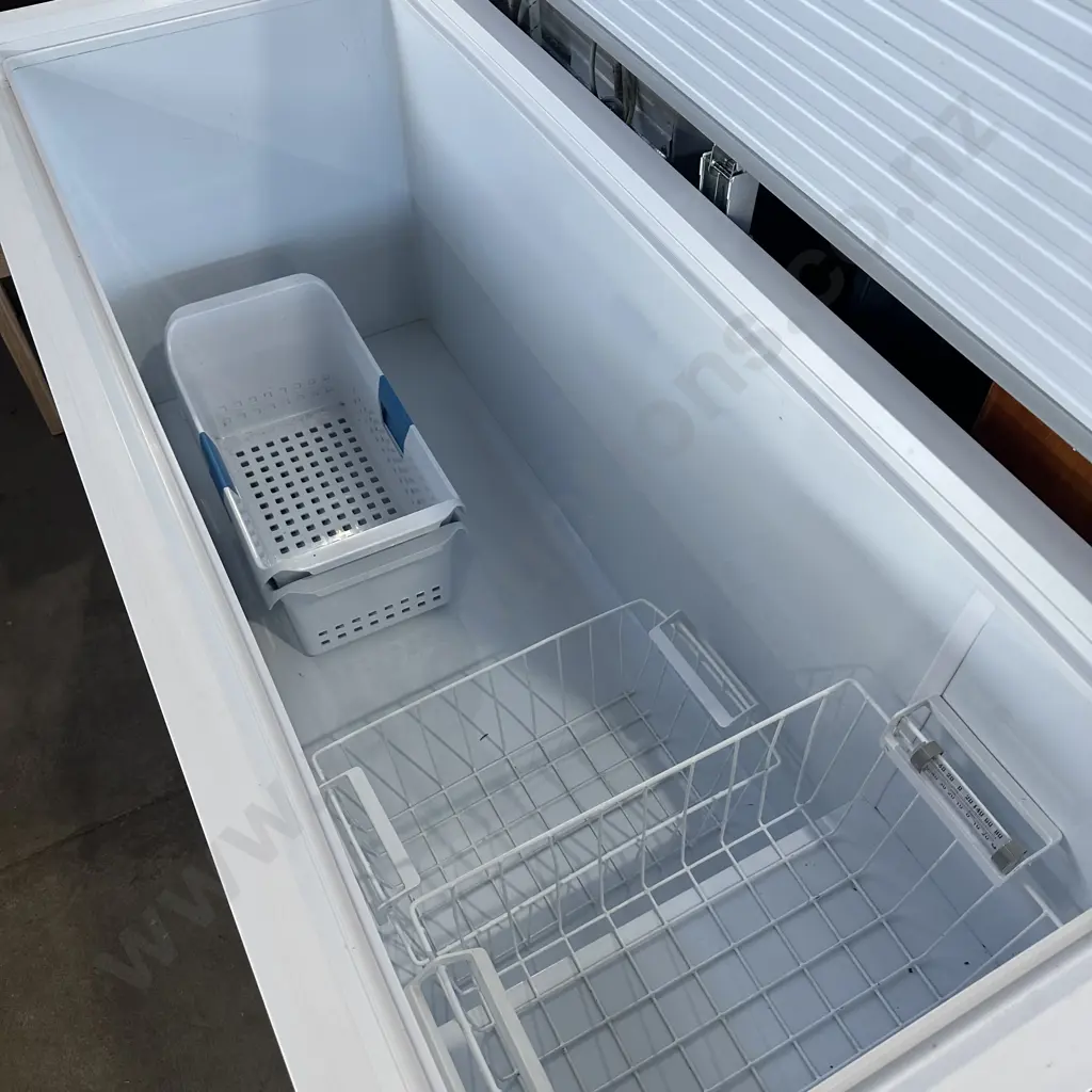 Large 500l chest freezer by Westinghouse Image 1++