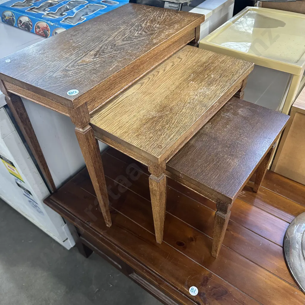 Solid Oak nest of 3 tables Image 1++