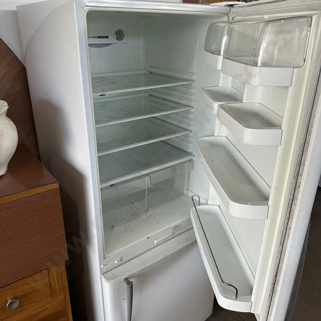 Fridge freezer - needs clean Image 1++