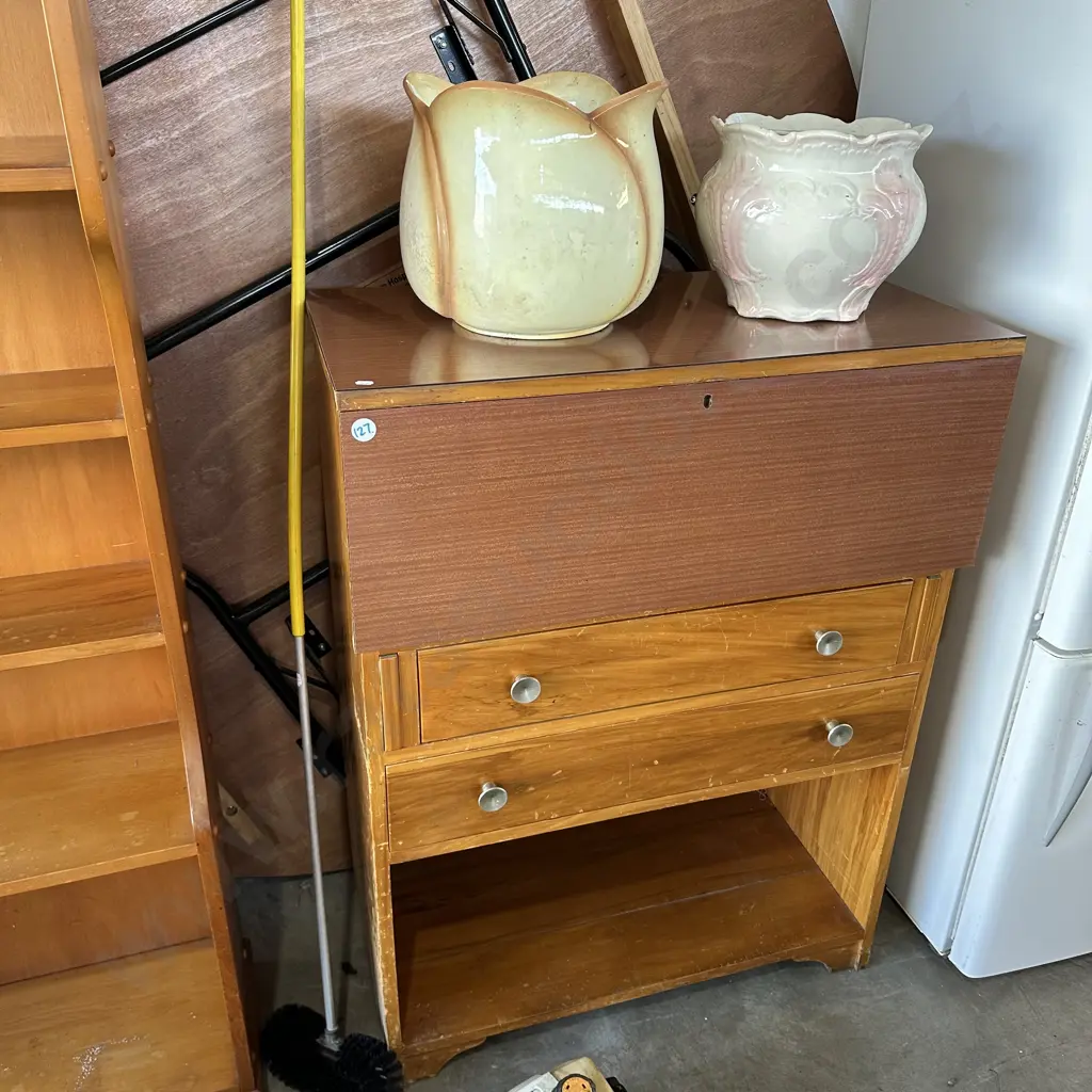 2 planters, brush and cabinet (must take everything) Image 1++