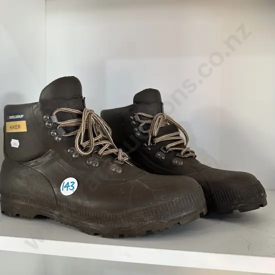 Skellerup Hiker boots size 11 excellent condition