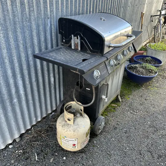 Gascraft BBQ and bottle - needs a clean.