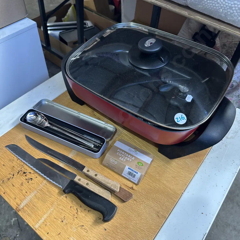 As new Large electric frying pan, new portable cutlery set plus knives. Image 1++