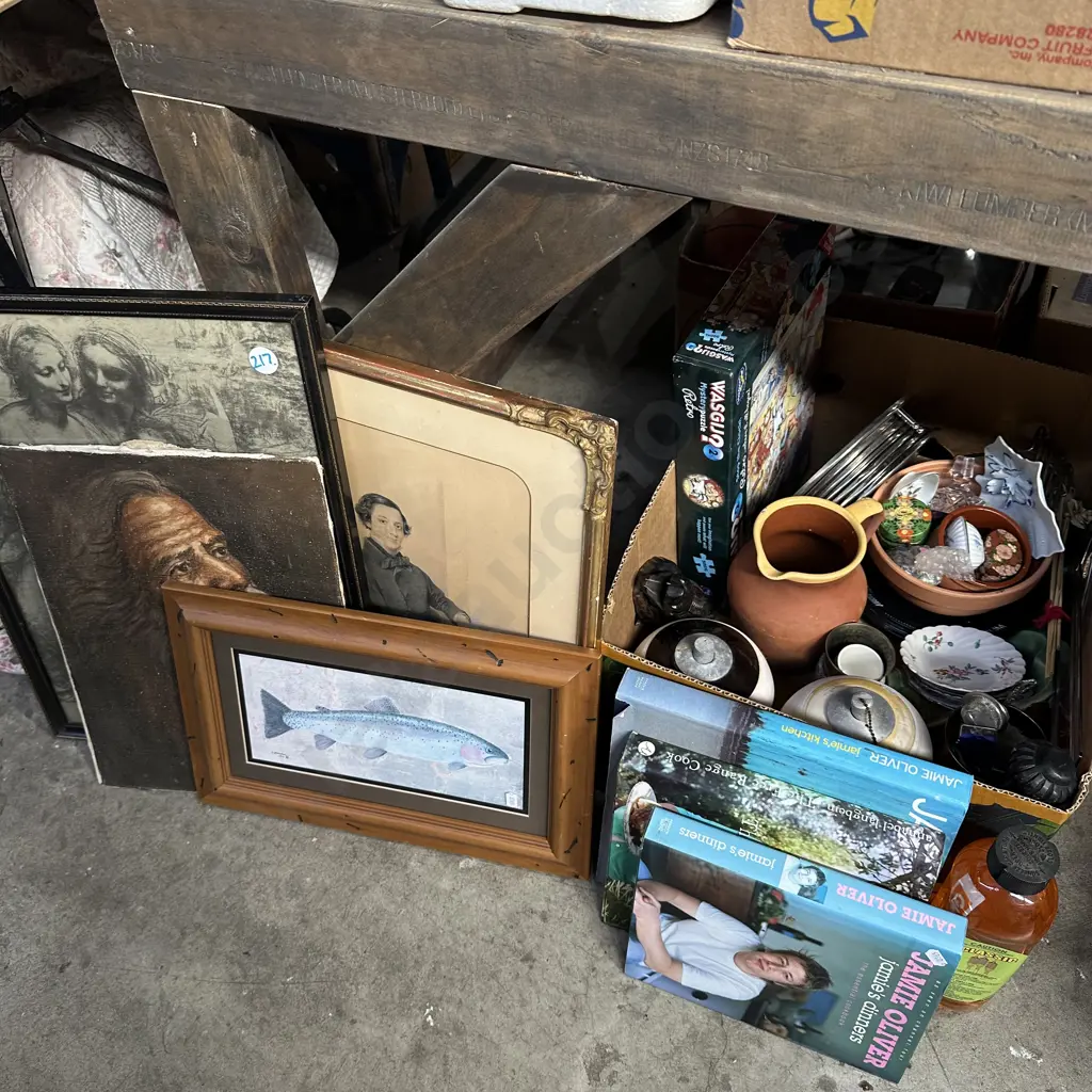 Box assorted, cook books and pictures. Image 1++