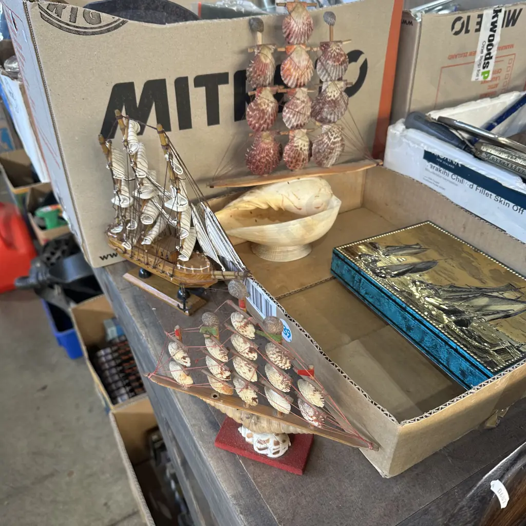 Ornaments and tin. Image 1++