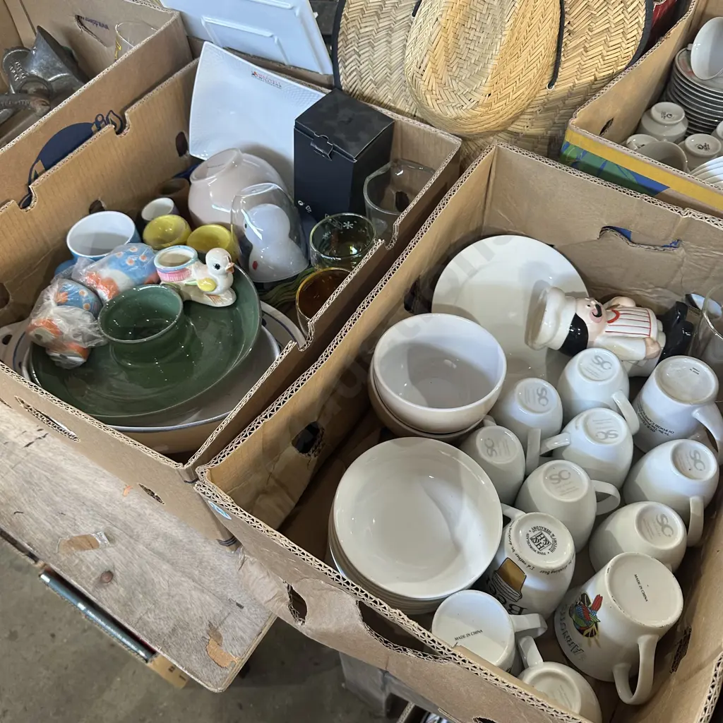 Two boxes dinnerware. Image 1++