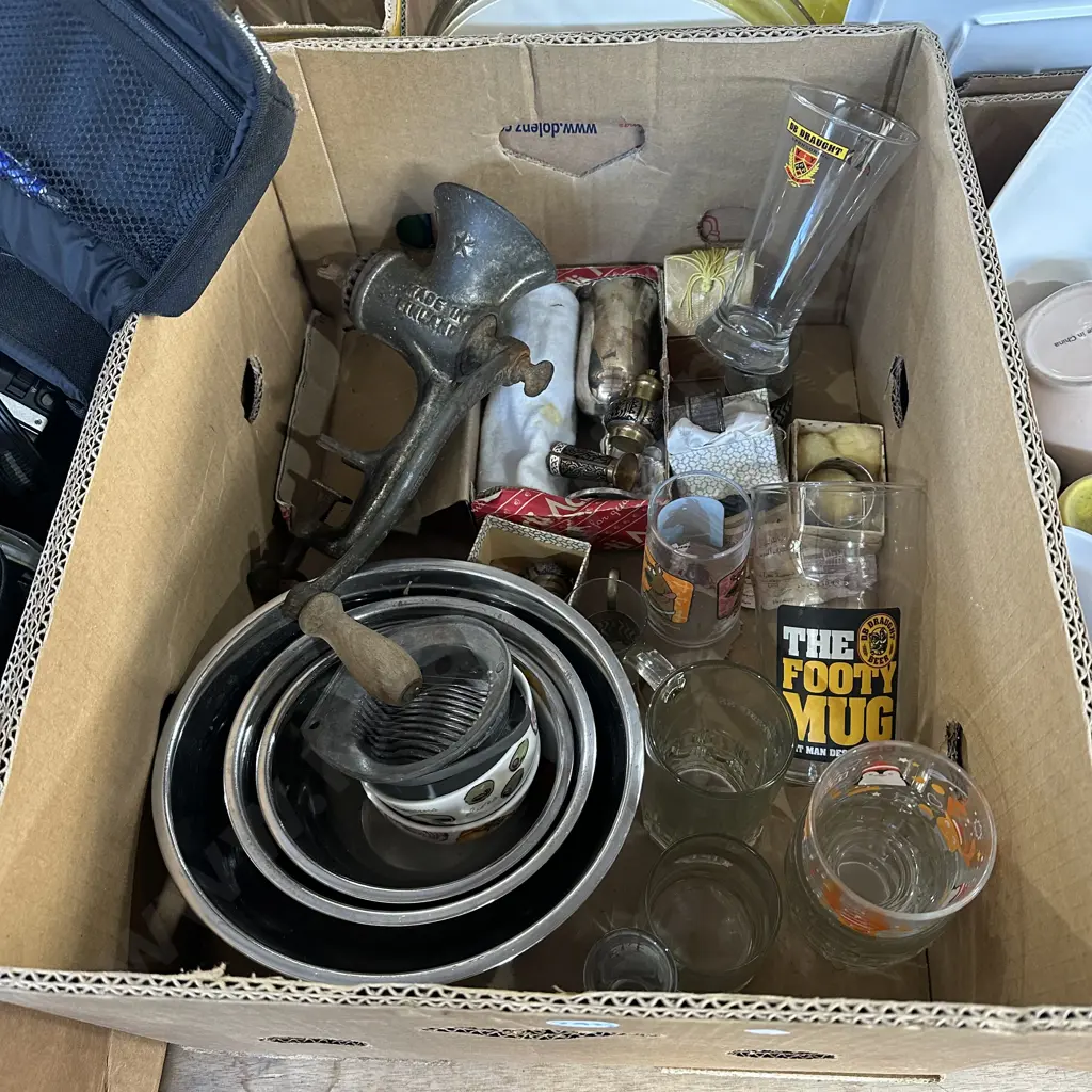 Vintage mincer, s/s mixing bowls and silverware etc. Image 1++