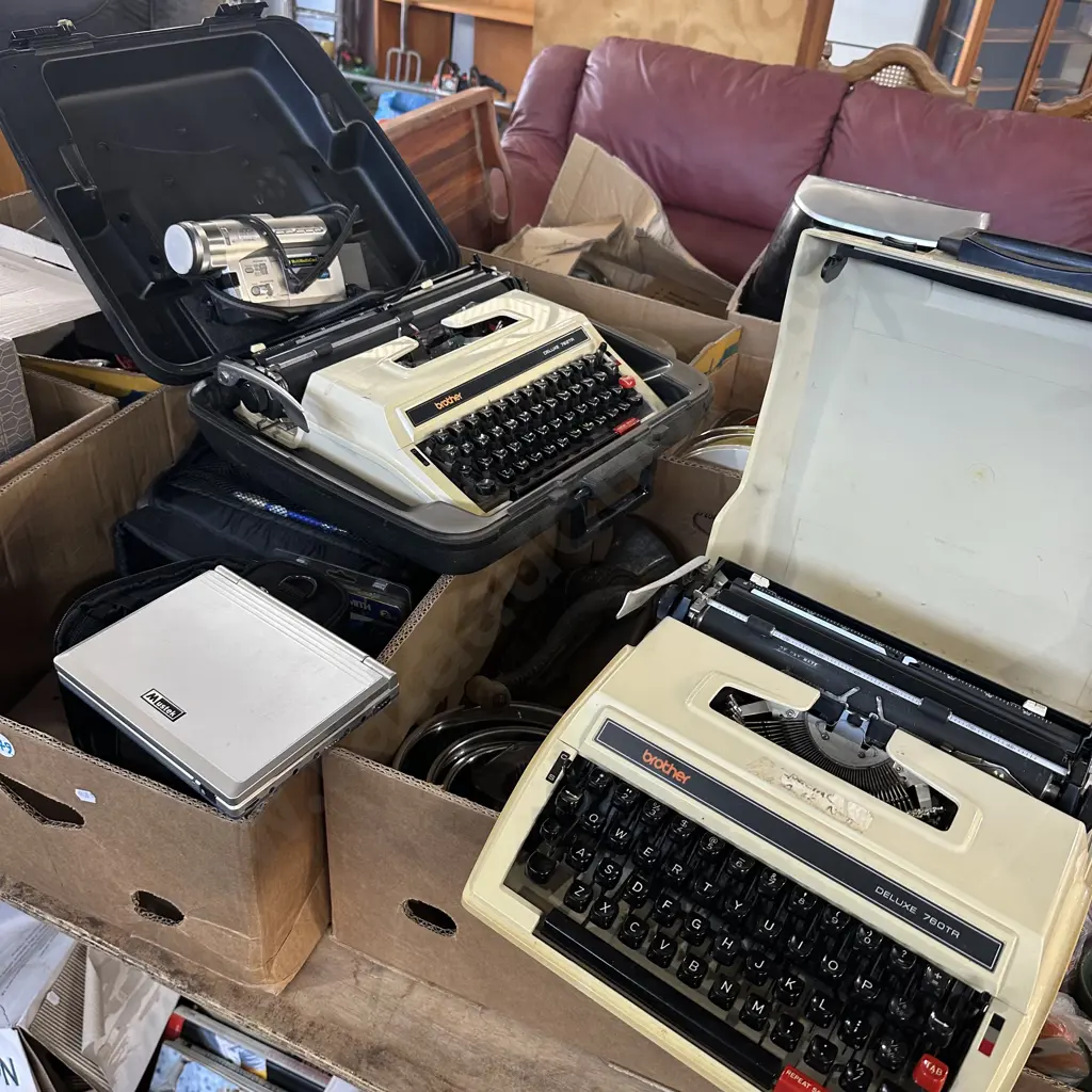 Typewriters, handycam, portable DVD player Image 1++