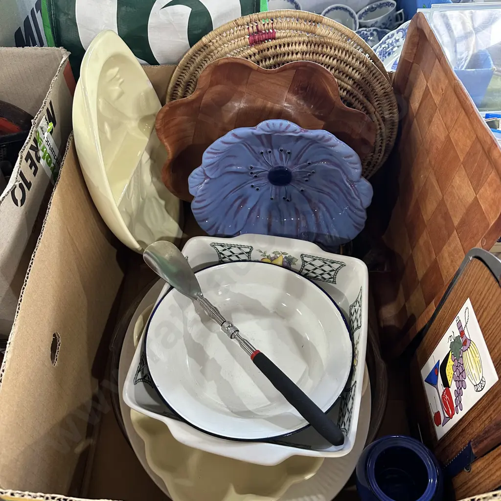 Box lot plates, placemats, servers, enamelware etc. Image 1++