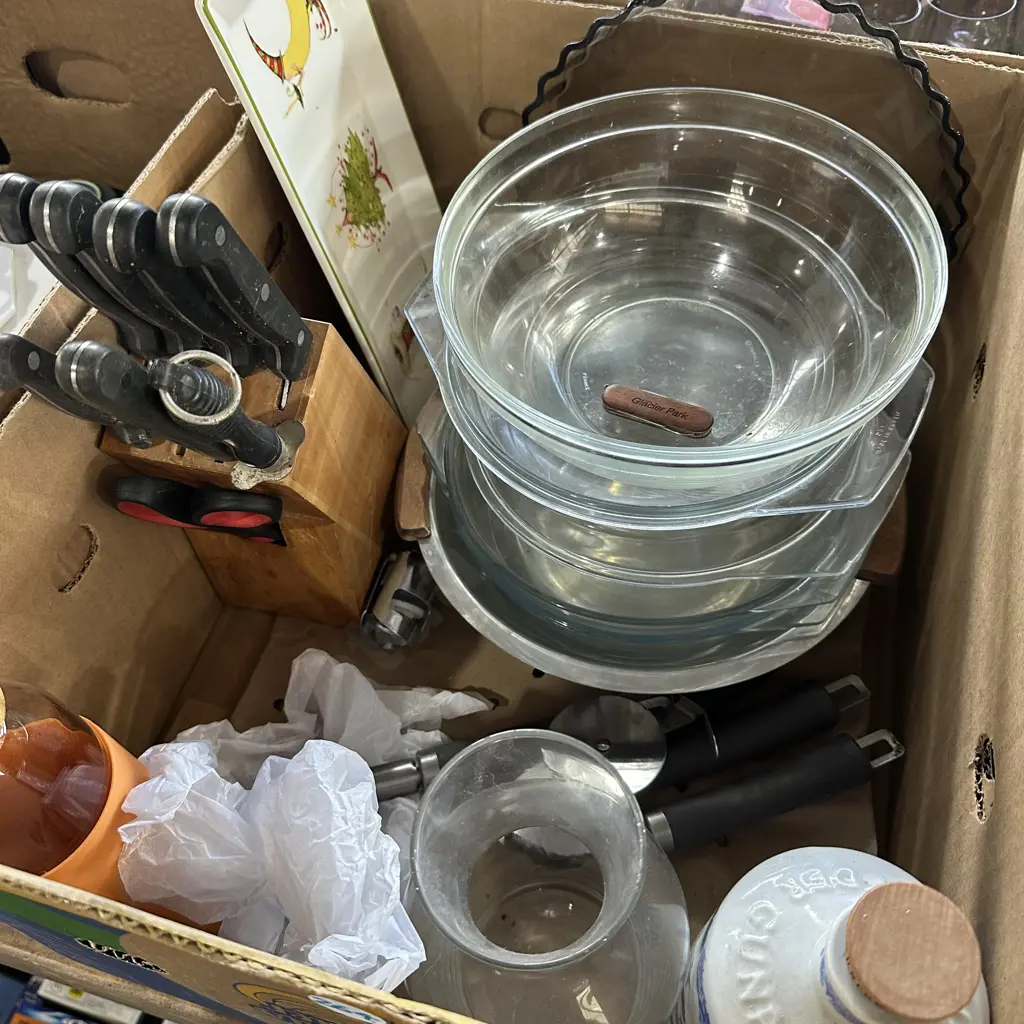 Box lot knife block, servers and arcopal quiche dish. Image 1++