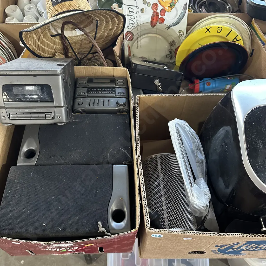 Large lot stereo, average air fryer, cash box with key, DB Export hat etc. Image 1++