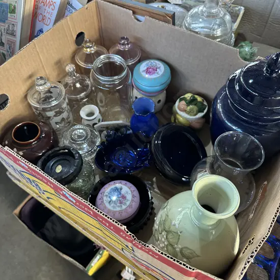 Box lot ginger jar, vintage porcelain jewellery boxes, vases etc.