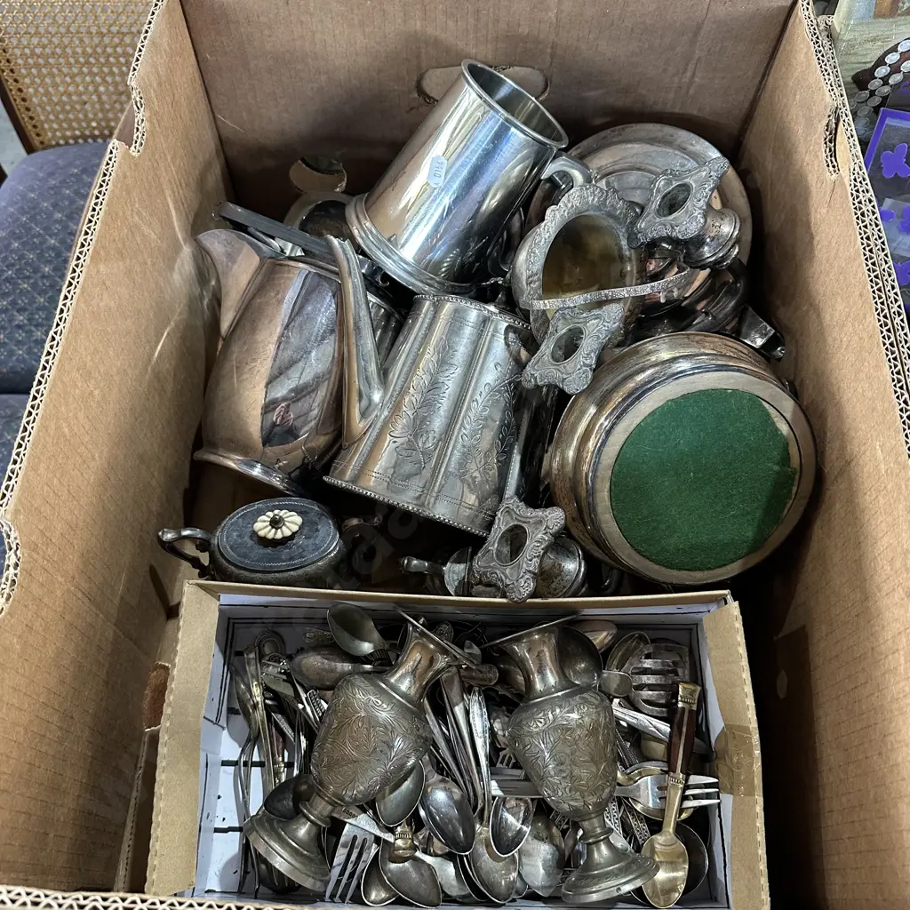 Box of silverware. Image 1++