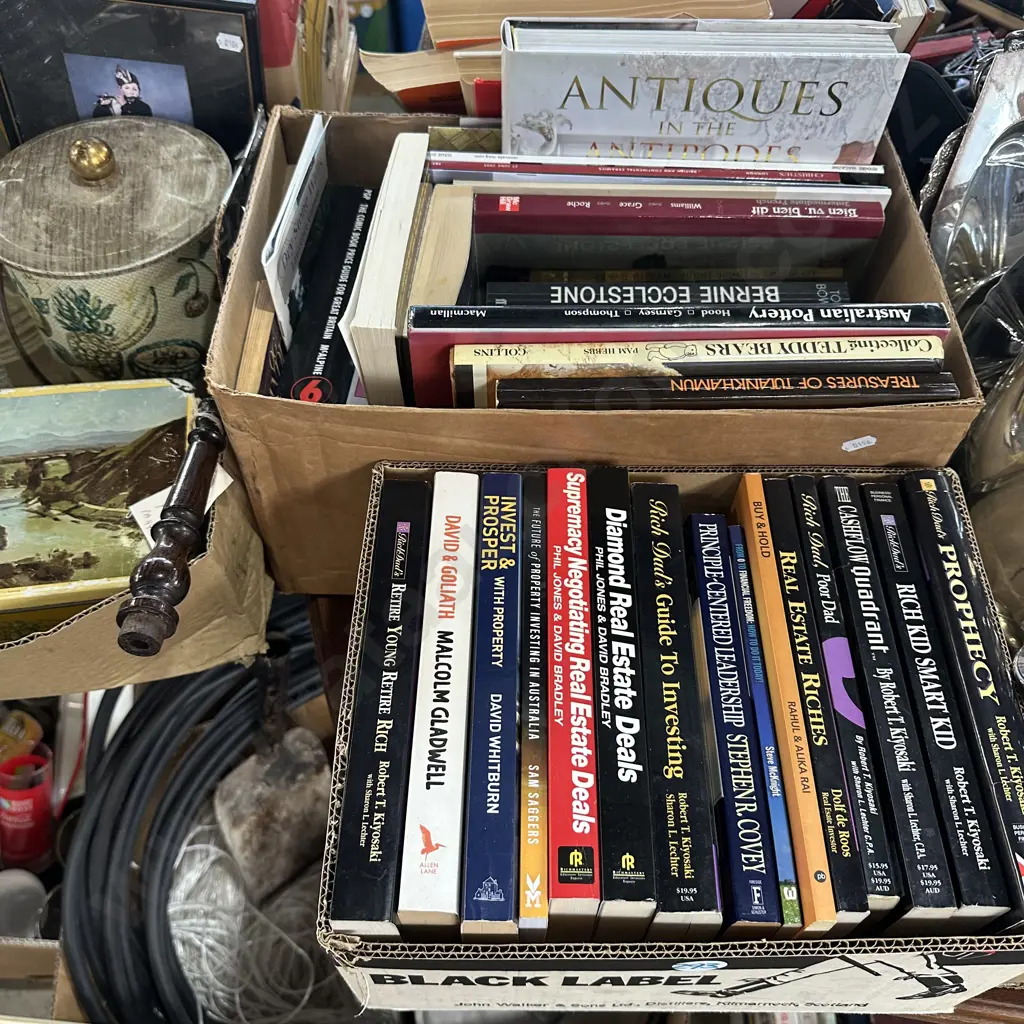 Two boxes of books. Image 1++