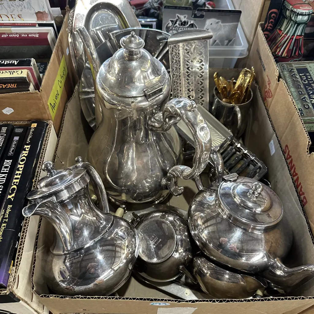 Box of silverware and gold cutlery. Image 1++