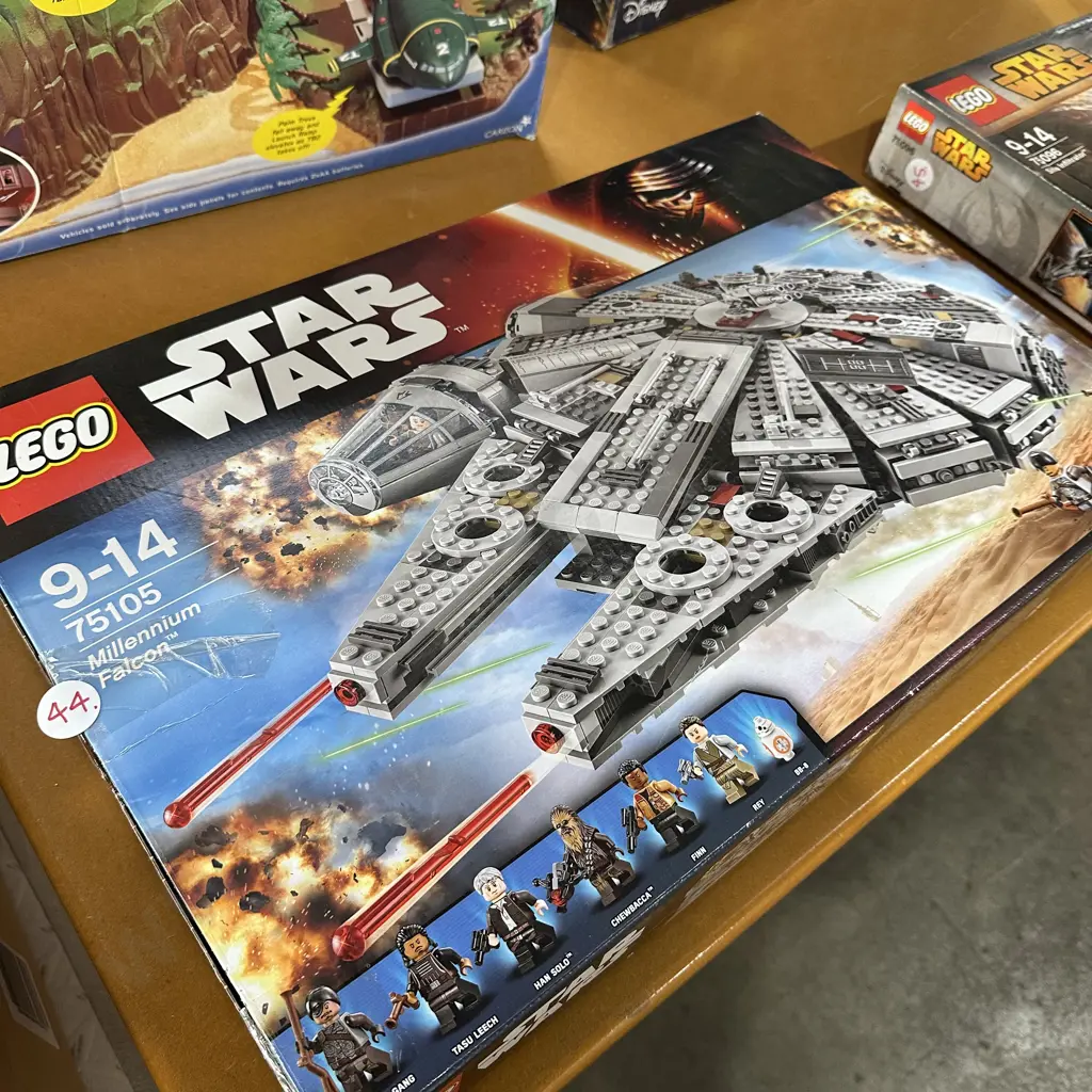 LEGO Star Wars Millennium Falcon 75105 Image 1++