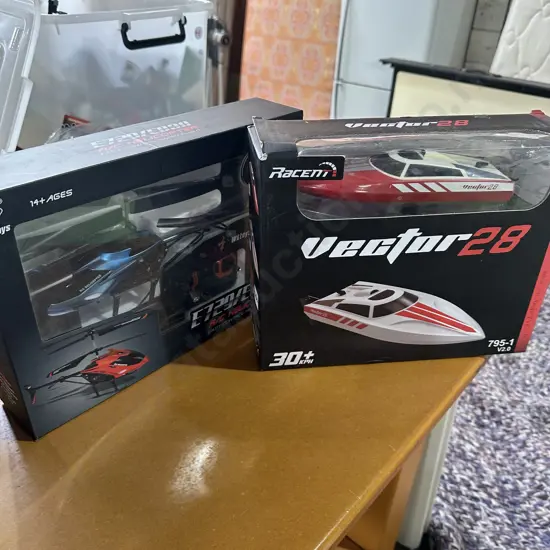 boxed R/C helicopter & speed boat