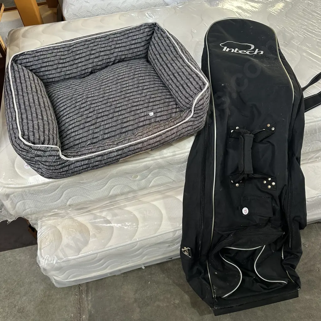Intech golf bag plus pet bed Image 1++