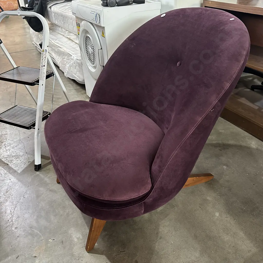 Purple velour lounge chair Image 1++