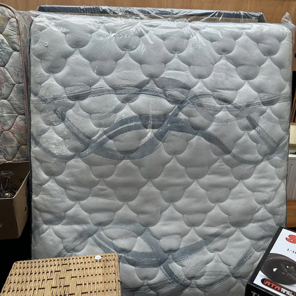 very tidy Queen Serta bed Image 1++