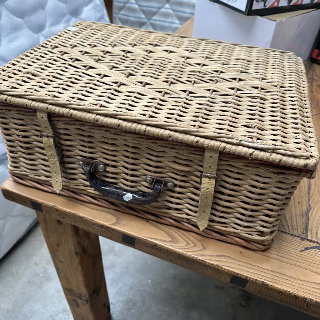 vintage picnic basket Image 1++