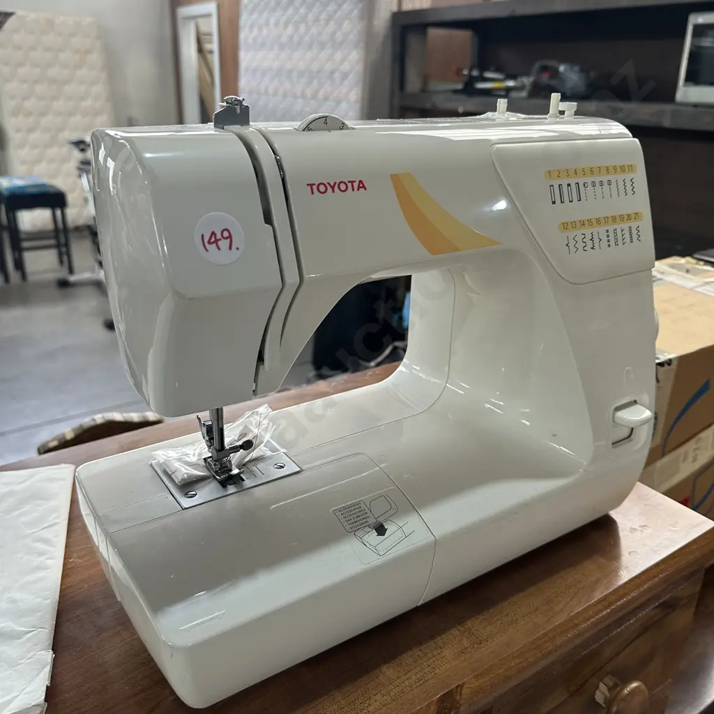 Toyota sewing machine, no power cord or pedal Image 1++