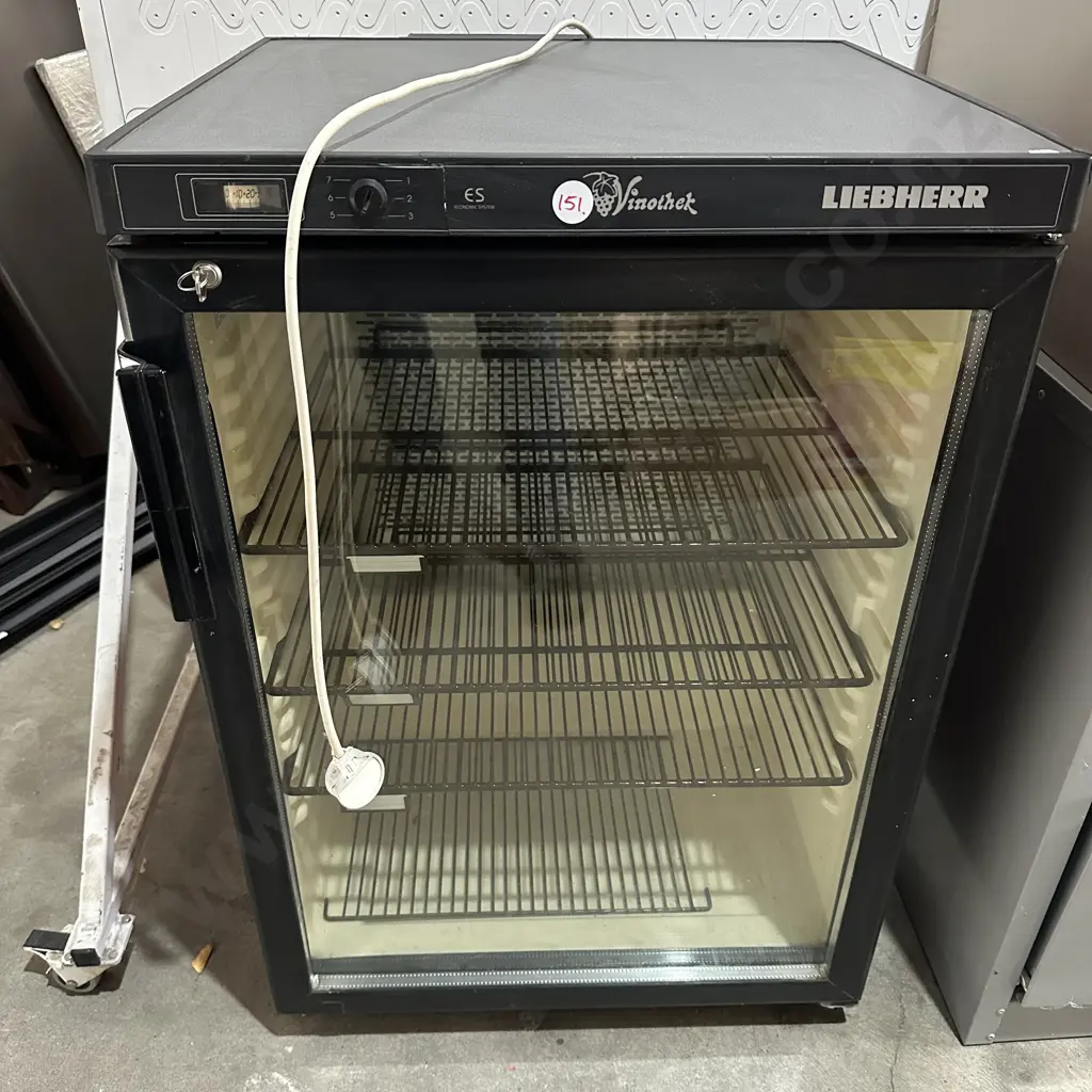 Liebherr wine chiller with key Image 1++