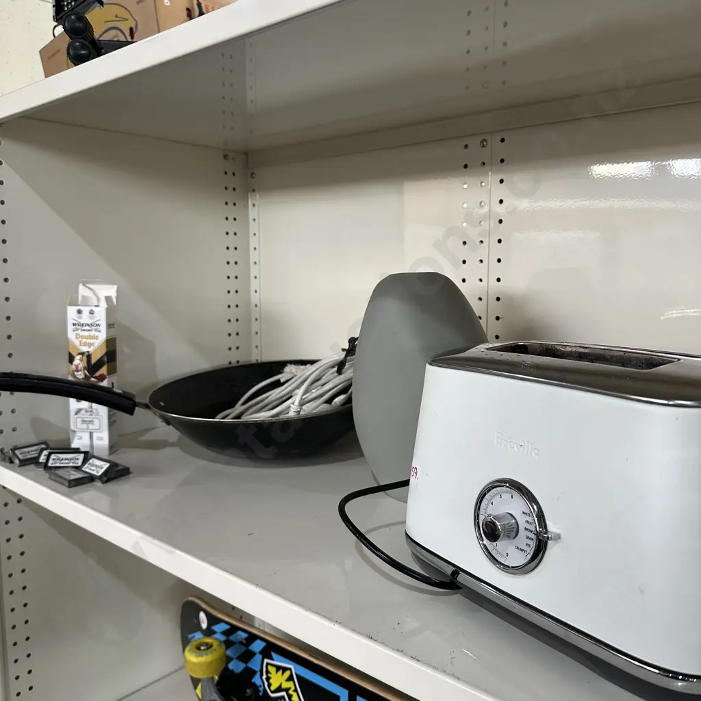 Breville toaster, wok, vase, two extension leads and new razorblades. Image 1++