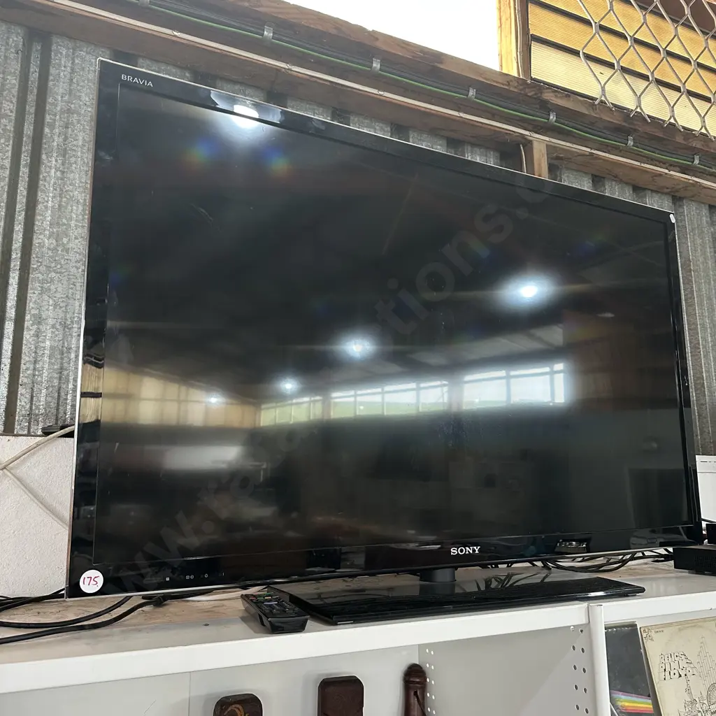 Sony 46inch model KDL-46HX750 LCD TV plus remote. Image 1++