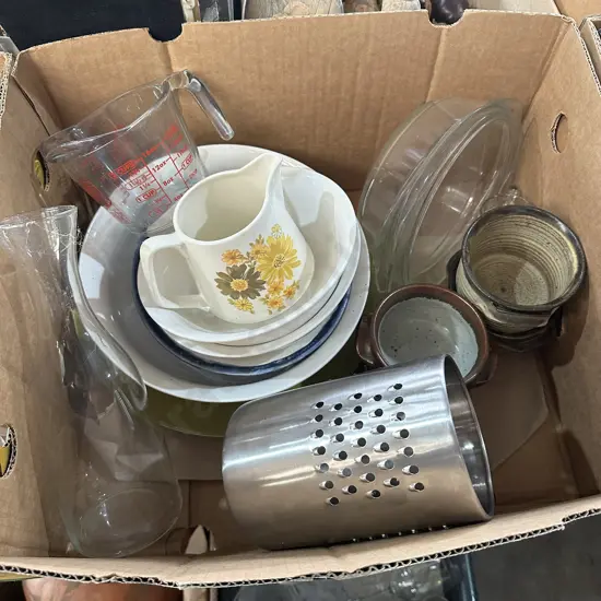 Box lot Pyrex measuring jug, small pottery bowls etc.