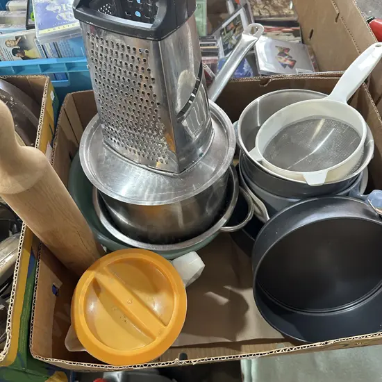 Box lot cake tin, mixing bowls, lidded pot etc.