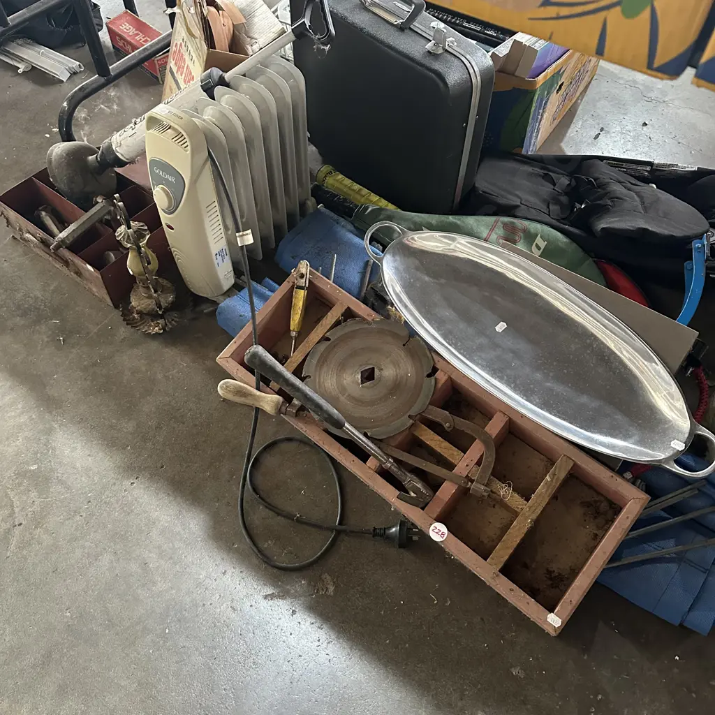 Bay lot of assorted items. Image 1++