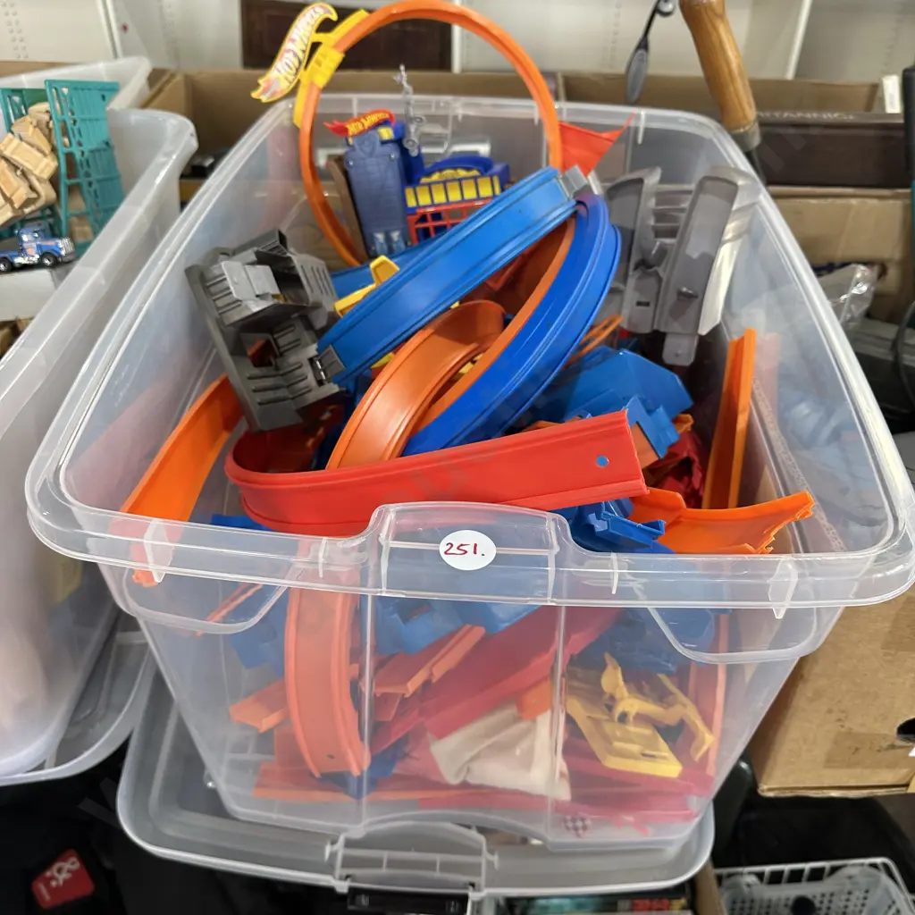 Lidded bin of HOT WHEELS race track. Image 1++