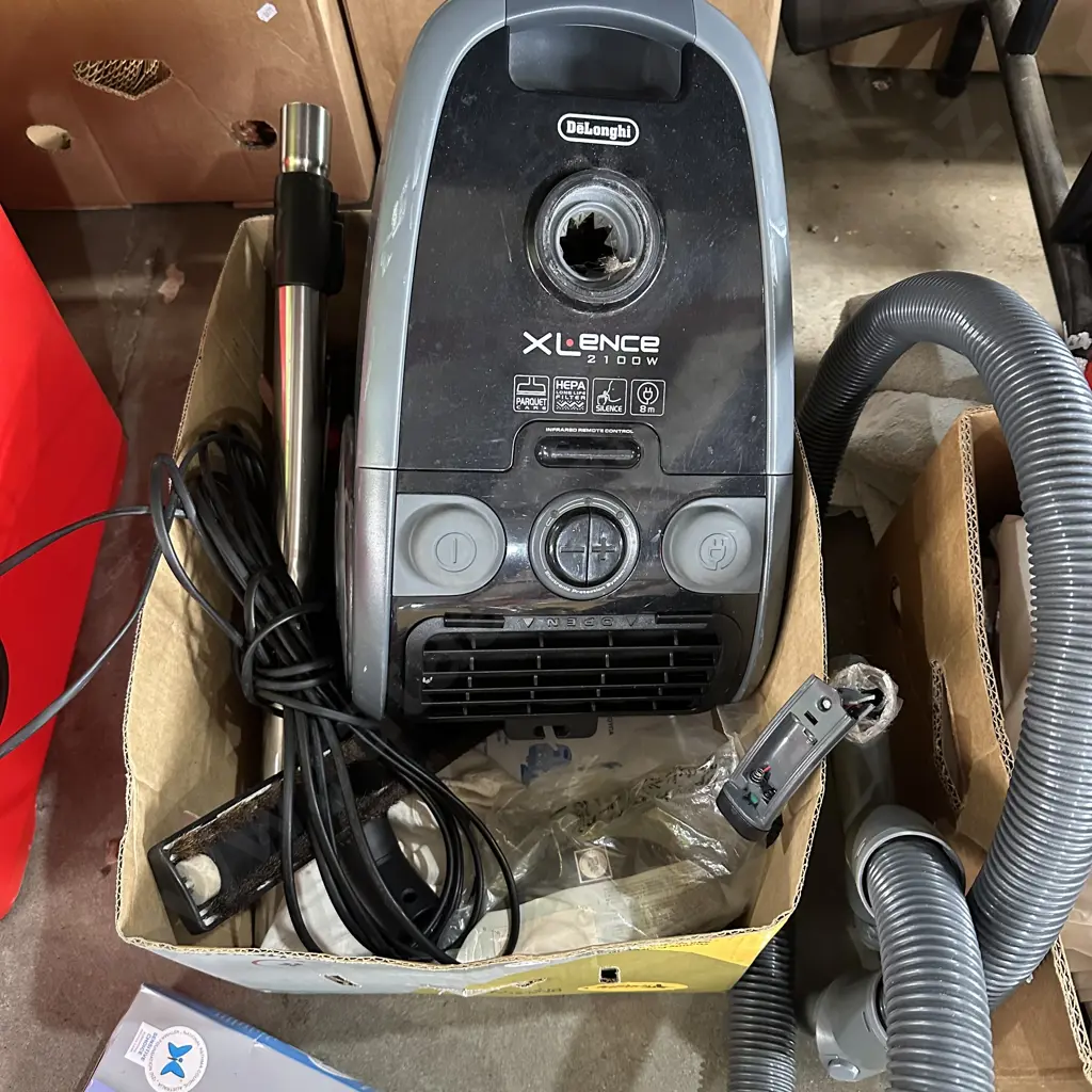 Delonghi vacuum cleaner plus a new spare bag. (as a broken part) Image 1++
