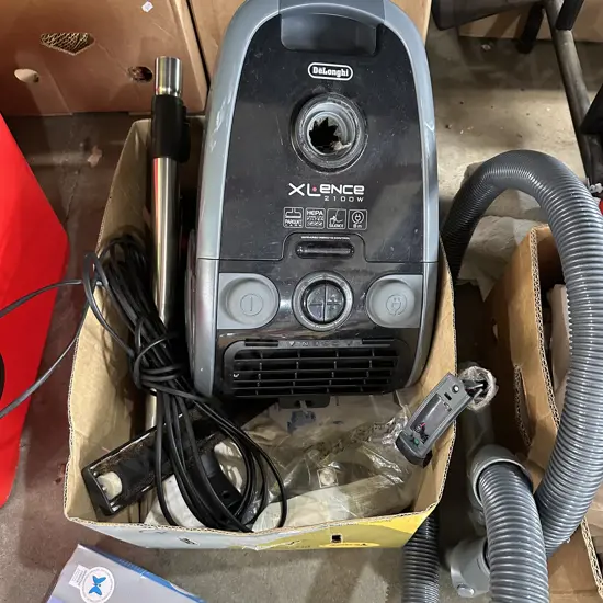 Delonghi vacuum cleaner plus a new spare bag. (as a broken part)