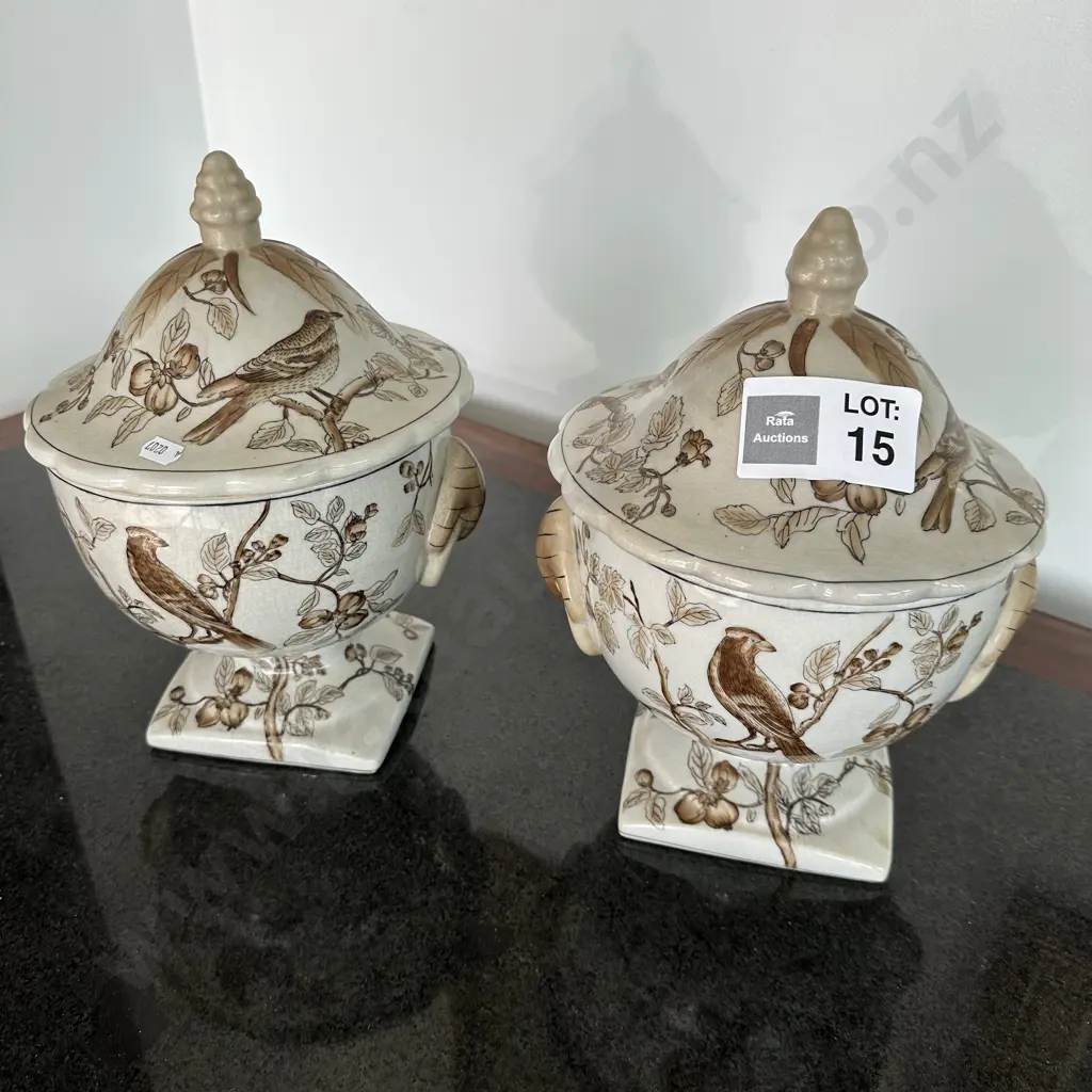 Pr of lidded urns Image 1++
