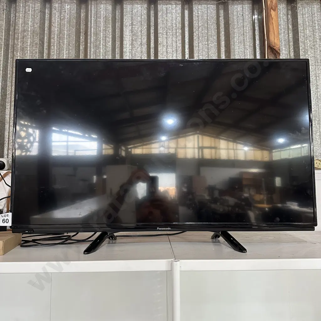 40inch Panasonic TV and remote Image 1++