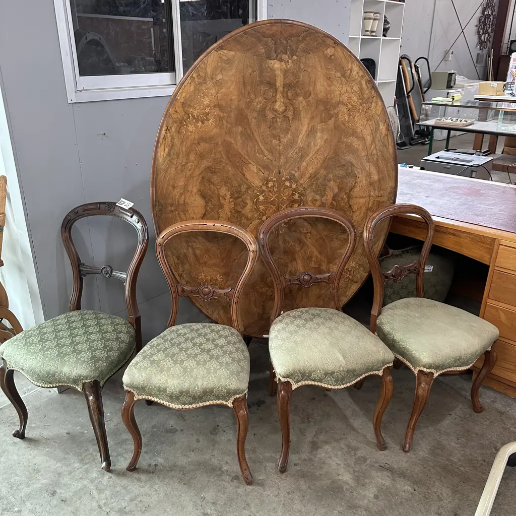 Lou table and chairs Image 1++