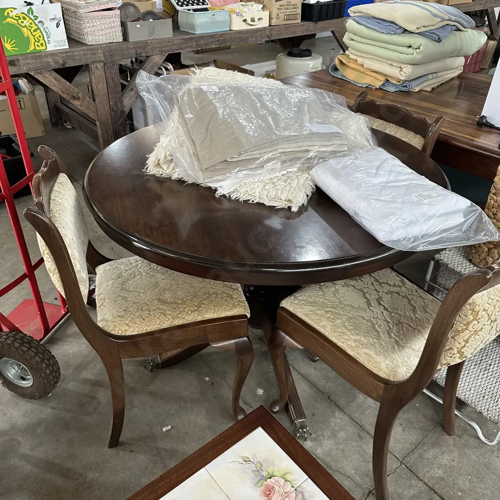 Round table and 4 chairs Image 1++