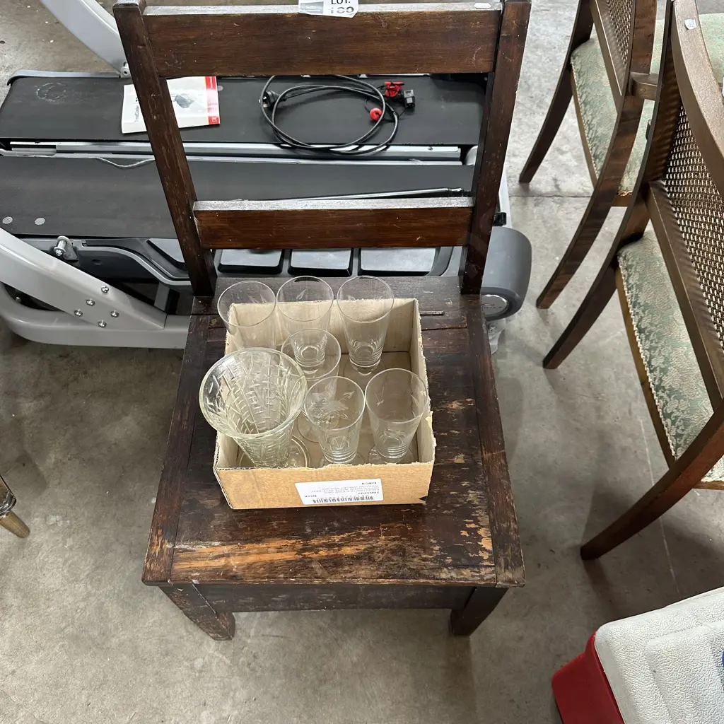 Comode chair and glassware Image 1++