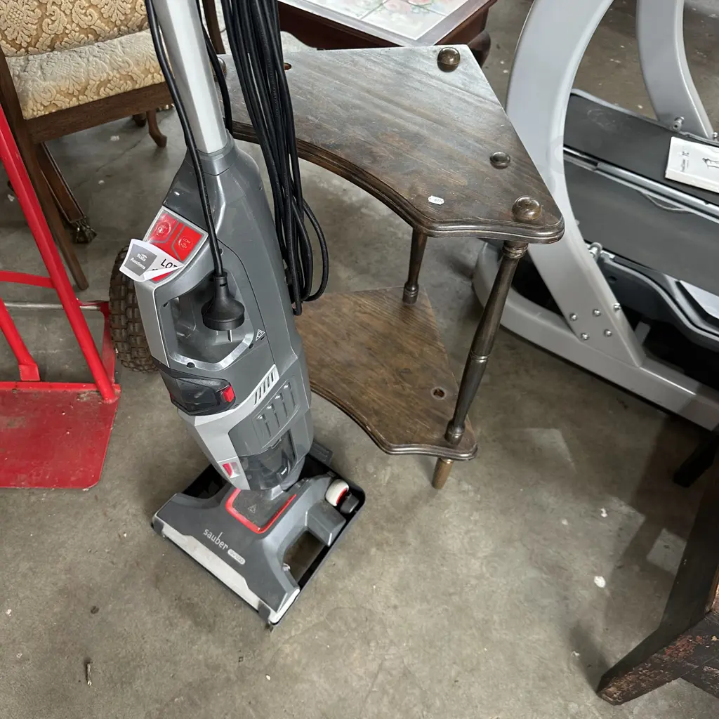 Vac and side table Image 1++